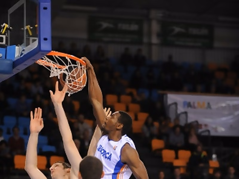 Regal FC Barcelona se conecta a tiempo para acabar con Menorca Bàsquet en el último periodo (73-78)