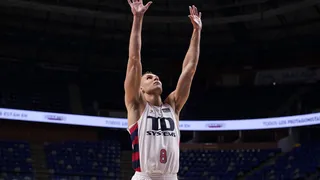 Baskonia se divierte en el OAKA y sigue vivo en la Euroleague (82-97)