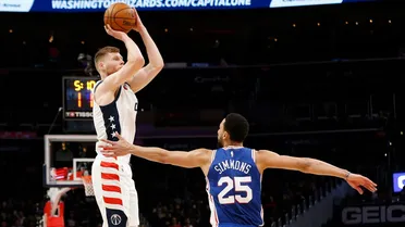 Un Davis Bertans de récord fulmina desde el triple