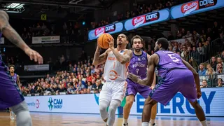 San Pablo Burgos sobrevive al ciclón Jordan Davis (87-93)