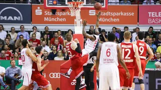 Wanamaker le regala la gloria del buzzerbeater ganador a Robinson para empatar la final