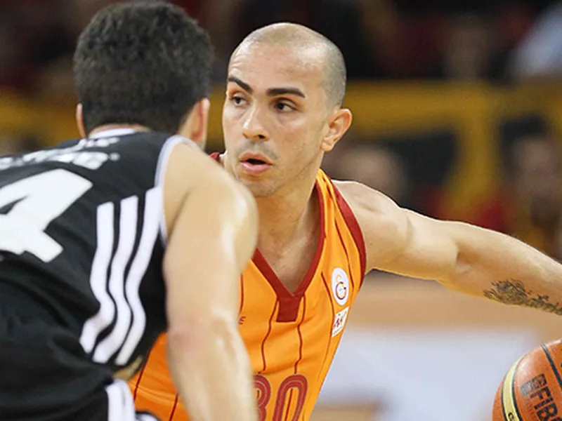 ¡Arroyo abandona Galatasaray! Triples ganadores sobre la bocina de Gordon y De Vries