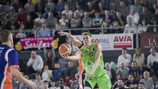 Prat ya está en semifinales; Coruña deja a Manresa contra las cuerdas