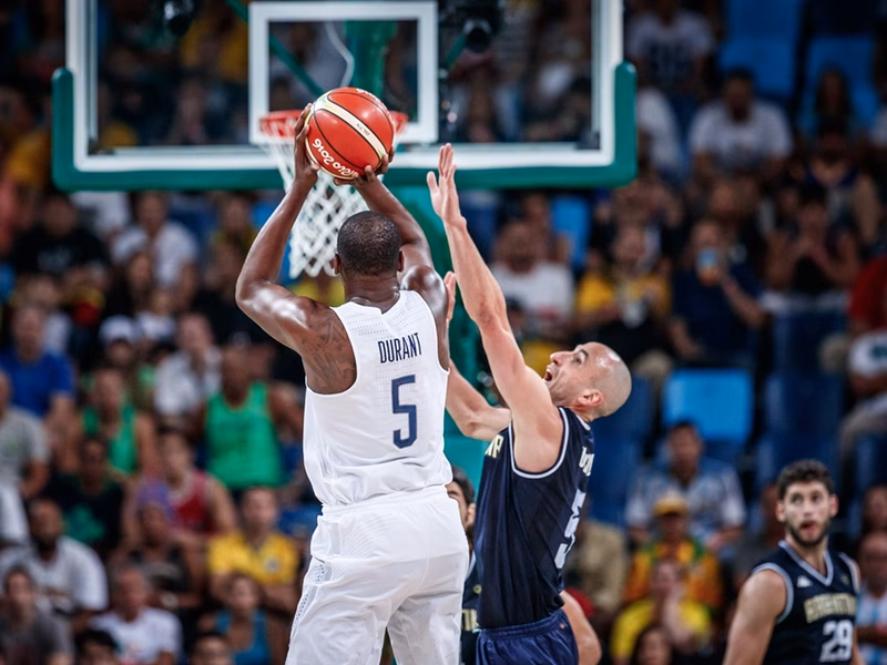 EEUU sentencia a la “Generación Dorada” y se cita con España en semis (105-78)
