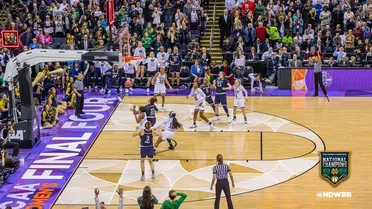 Un triple sobre la bocina de Arike Ogunbowale da el título a Notre Dame (VÍDEO)