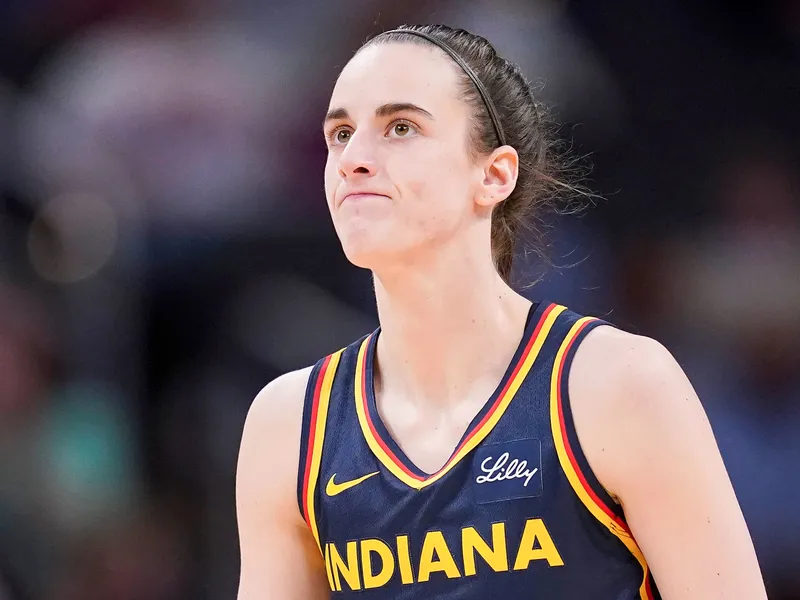 Caitlin Clark hace historia en su debut en la WNBA