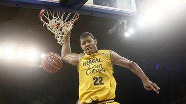 Walter Tavares y Dahntay Jones completan la plantilla de los Cavaliers