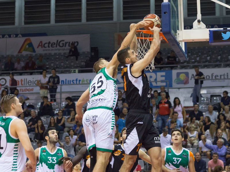 Palencia, GBC, Lleida y Coruña lideran la liga tras un viernes de pleno local