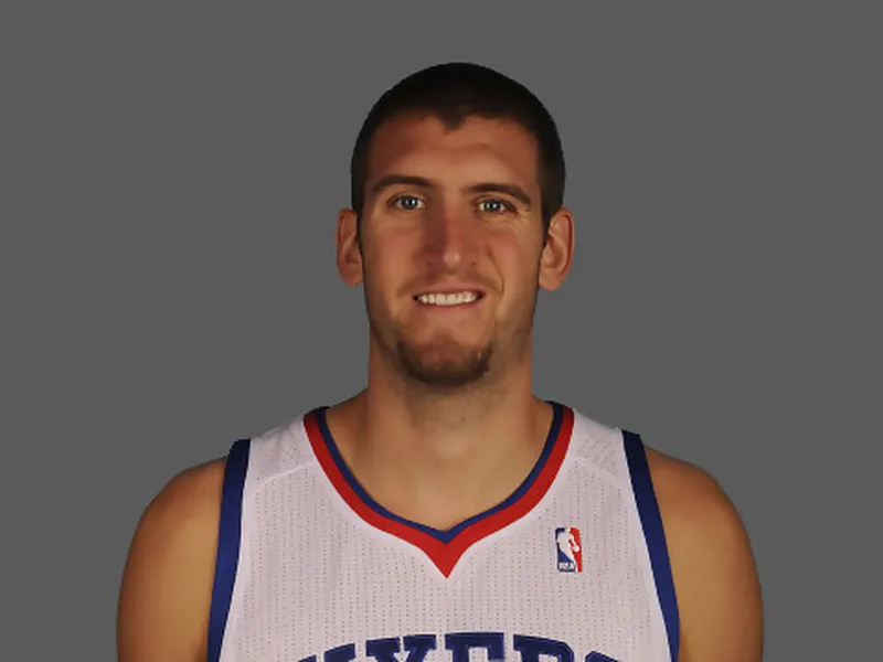 Spencer Hawes y Tim Duncan, los señores de la noche