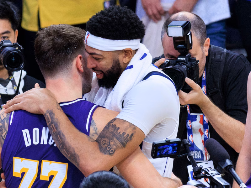 Anthony Davis revela su resentimiento hacia los Lakers y una carta anónima recibida en Dallas