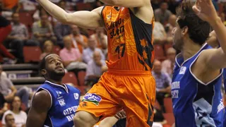 Valencia BC exhibe sus armas y borra del parqué a Gipuzkoa Basket (87-58)