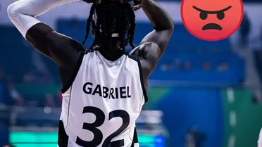 La organización se equivoca con el himno y así reacciona el público