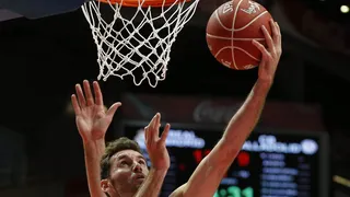 El campeón regresa con fuerza y ya lidera la competición (87-53)