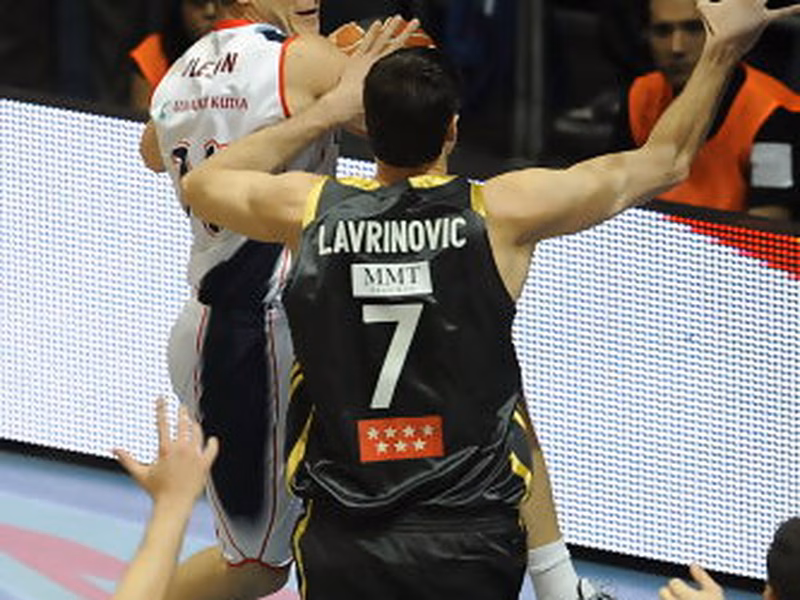 Caja Laboral amarra el factor cancha en una dura batalla que pudo decidir Bullock (62-60)