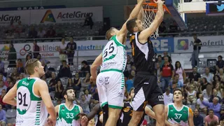 Palencia, GBC, Lleida y Coruña lideran la liga tras un viernes de pleno local