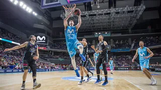 Caner-Medley es el rey de la fiesta en un partido clave en la zona baja (95-60)