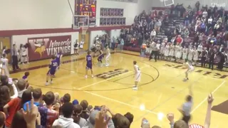 Espectacular: 3 canastas sobre la bocina pero…sólo cuenta la última (VIDEO)