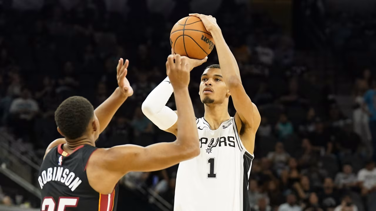 Wembanyama ya domina: su primer partidazo en la NBA