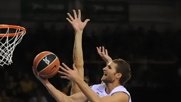 Victor tuvo en sus manos una victoria que Unicaja se llevó in extremis de Menorca (57-58)