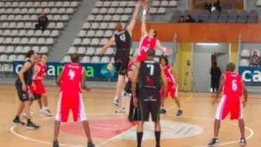 Adecco Oro J.30 (III): Monumental batacazo del ViveMenorca a manos de un inspirado Joan Riera. Cáceres2016 hurga en la herida del KICS Vigo y se acerca al Play Off