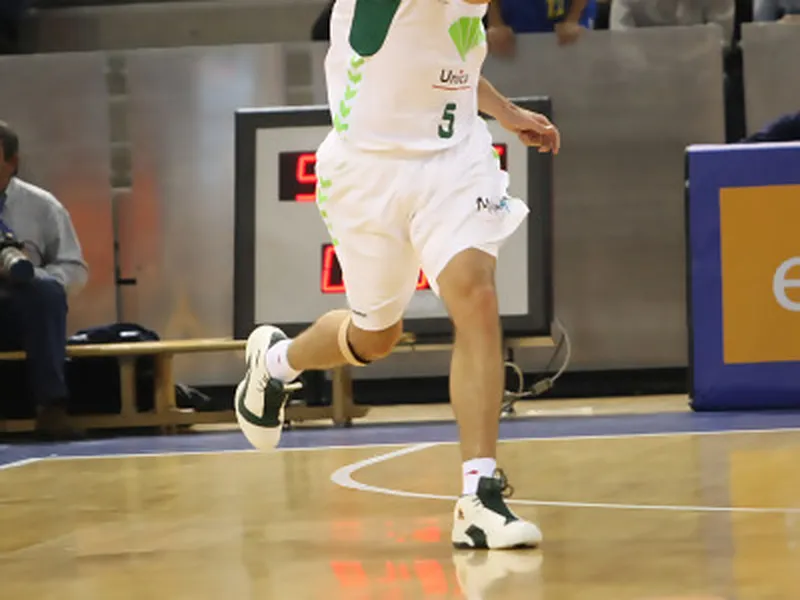 Berni salva a un Unicaja sin identidad, Estudiantes jugó medio partido