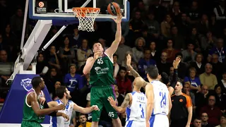 Unicaja Málaga arrolla al Sassari (65-77): se jugará el liderato ante CSKA