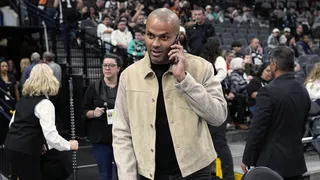 Le llueven los palos a Tony Parker