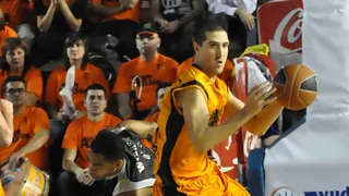 Burstein brilla ante una fiel afición para huir de la sombra del descenso