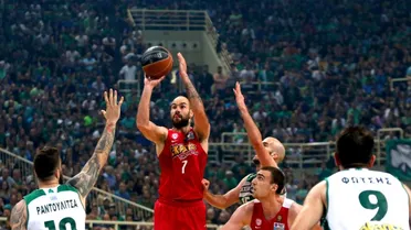 Un triplazo de Spanoulis en la cara de Diamantidis da la liga al Olympiacos (Vídeo)