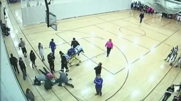 Impactante: queda incrustada en el parquet en una disputa por un balón (VIDEO)