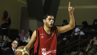 Manny Quezada continuará en Baloncesto Léon