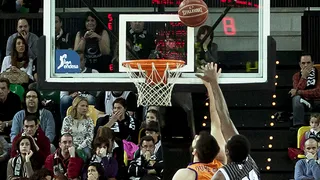 Un disminuido Uxue Bilbao Basket se deja la piel ante un Valencia Basket superior