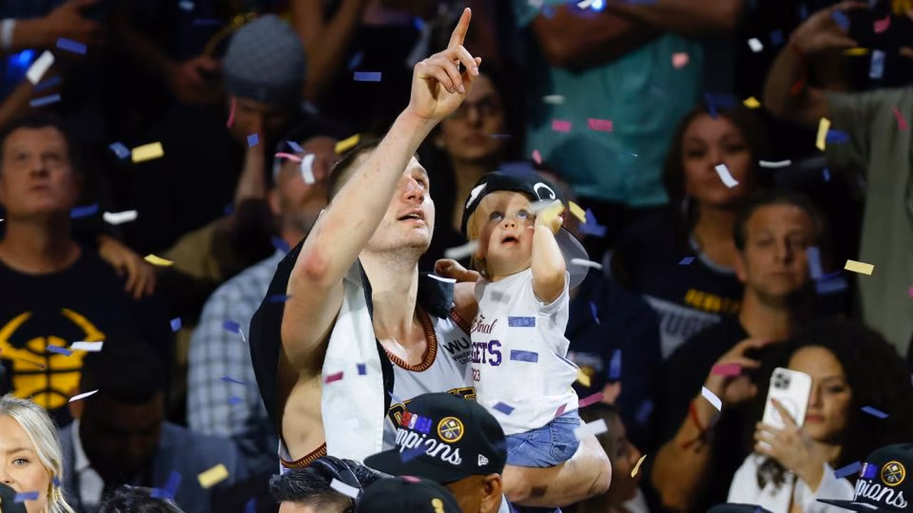La increíble historia de Nikola Jokic, la anti-estrella que regala su brillo