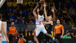 Stan “Clutch Man” Okoye decide el partido sobre la bocina (86-88)