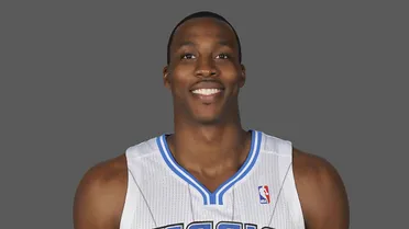 Una alineación planetaria entre cuatro franquicias coloca a Dwight Howard en los Lakers y a Andrew Bynum a Philadelphia; Pau Gasol no entra en este blockbuster trade