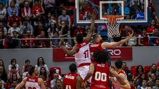Los sueños de dos equipos pintan de rojo los playoffs (83-74)