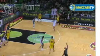 Espectacular buzzer beater de Taylor Rochestie que vale unas semifinales de Copa (VÍDEO)