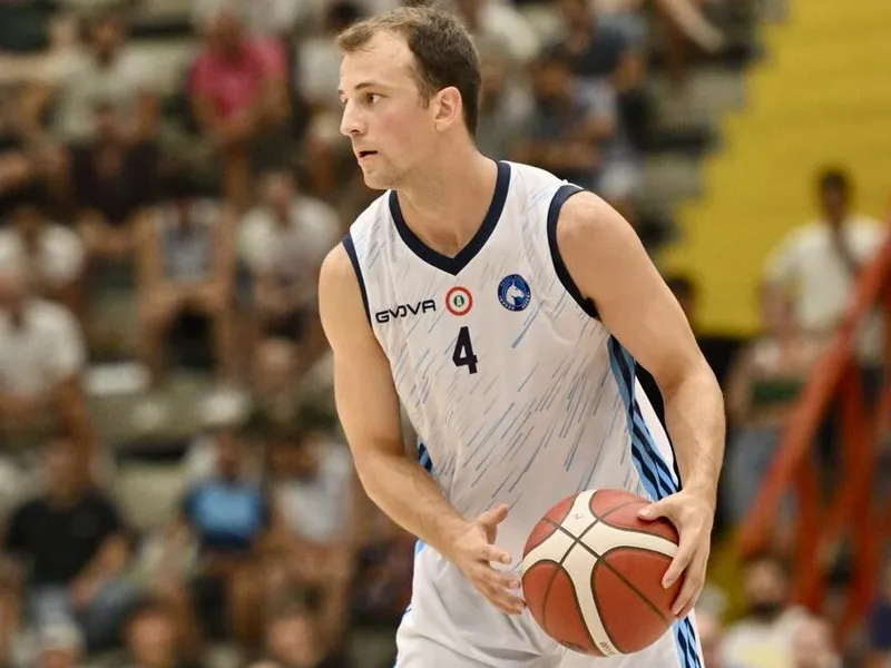 Debut de Kevin Pangos, con terremoto incluido, en Nápoles Basket