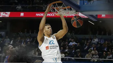 Edy Tavares se adueña del partido y desequilibra a Anadolu Efes (87-68)