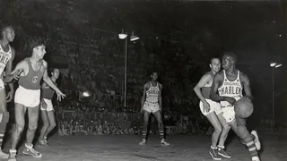 Harlem Globetrotters, en 1952, contra la selección española en Barcelona