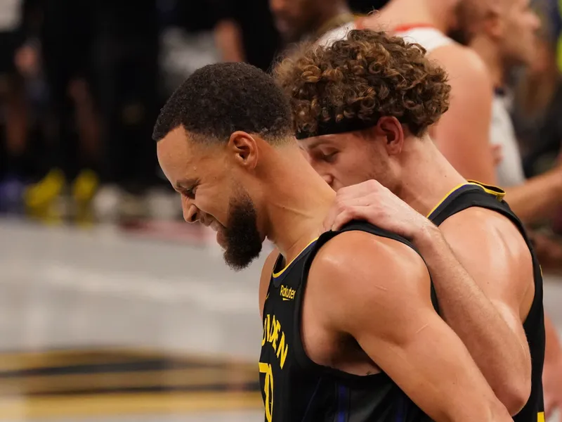 Las imágenes que nadie quería ver: Stephen Curry se retira cojeando y el parte médico siembra la preocupación en Golden State
