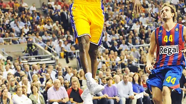 La Noche Americana: Metta World ¿Peace? vuelve a las andadas, brutal agresión a Harden. Kobe decide para Lakers un choque en el que Durant y Westbrook acumularon un ¡14/56! en tiros de campo