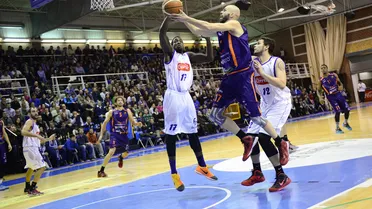 Peñas Huesca ahonda en la crisis breoganista. Palencia, más líder