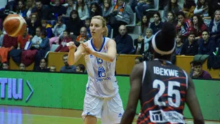 Perfumerías se alza al liderato ganando en Girona