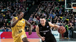 Dos minutos de locura de Bertans para la victoria de Bilbao en la vuelta del mejor Raül