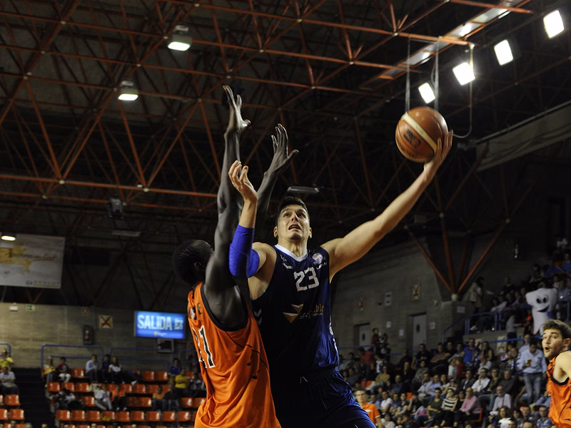 Estreno triunfal del Marín. Lleida asalta El Plantío pese al recital (40 v.) de Huskic