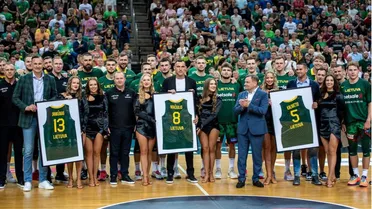 Lituania toma forma para el Mundial de baloncesto y homenajea a tres leyendas