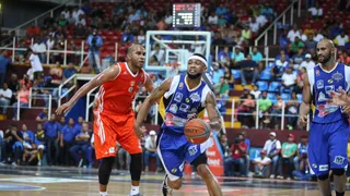 Gerald Fitch marca el camino en el primero de la semifinal entre Marinos y Bucaneros