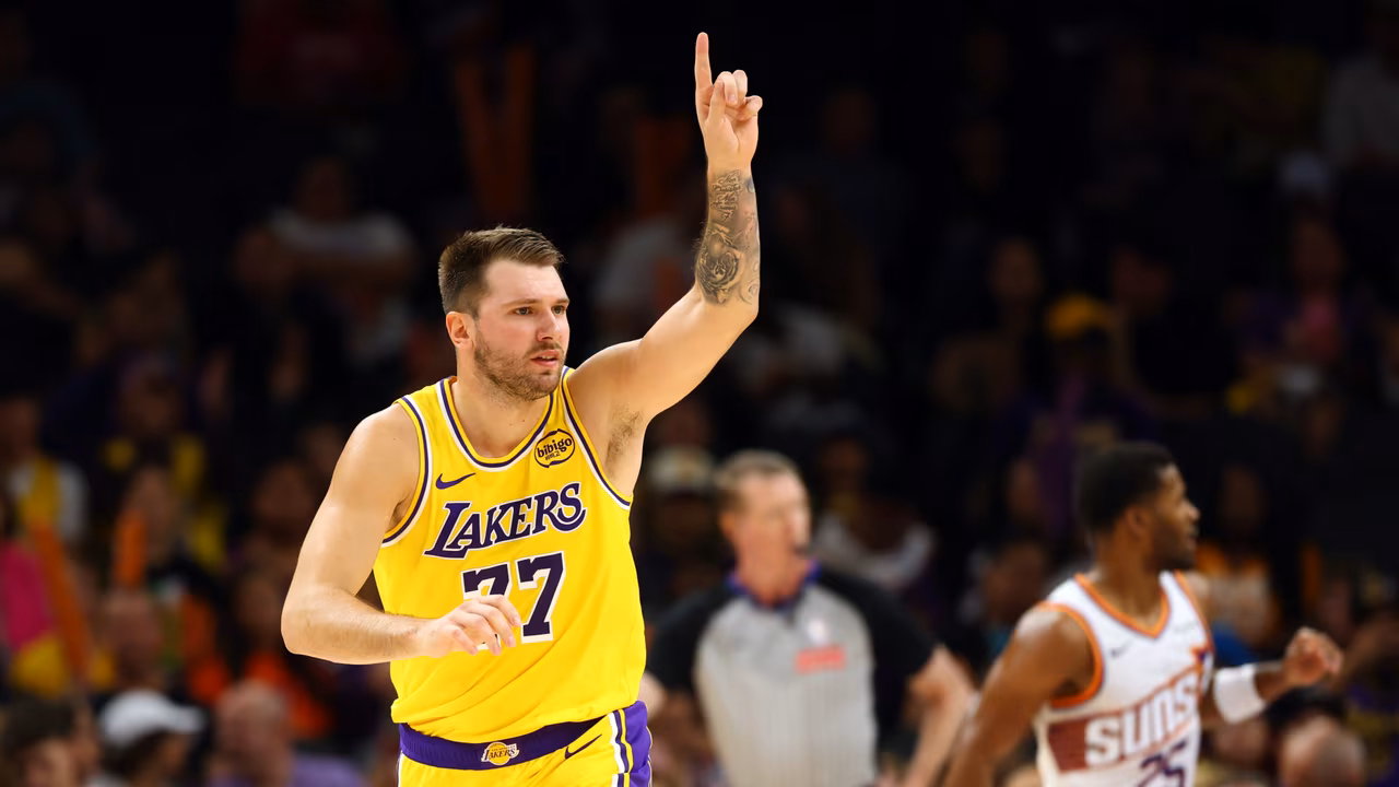 ¡Con otro partido colosal de Luka Doncic (60 puntos), los Los Angles Lakers ganan en Miami!