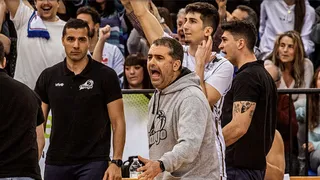 Dos caras de un mismo partido: Emoción en la cancha y controversia en las gradas